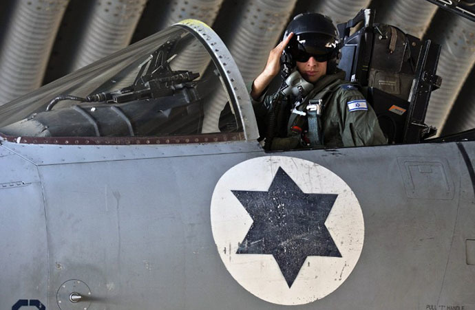 An Israeli pilot salutes from the cockpit of his F-15 Eagle fighter jet (AFP Photo / Jack Guez)
