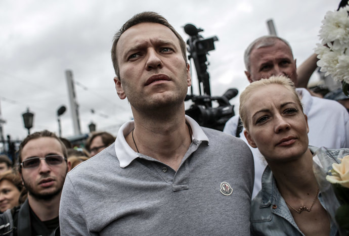 Aleksei Navalny, opposition leader and Moscow mayoral candidate, with his wife, Yuliya, at Moscow's Yaroslavsky Railway Station after arriving from Kirov. (RIA Novosti/Andrey Stenin)