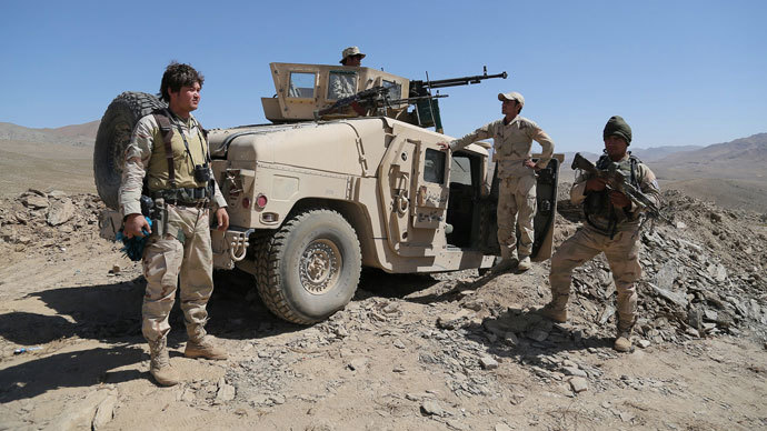 Afghan security forces stand guard in Zana Khan district in Ghazni province on August 27, 2013.(AFP Photo / Rahmatullah Alizada)