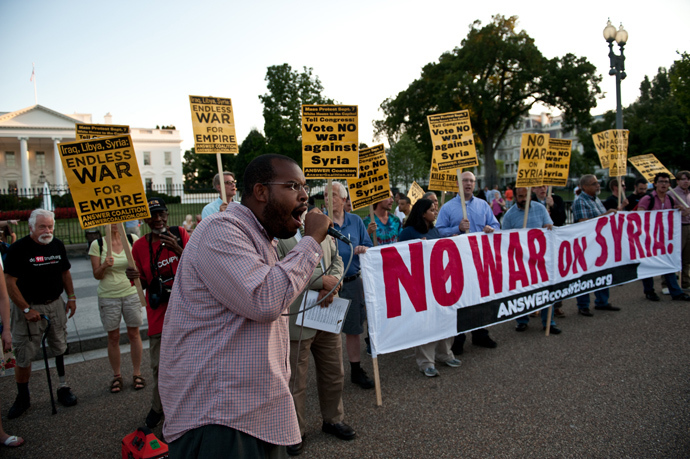People demonstrate against US intervention in Syria in front of the White House in Washington (AFP Photo)