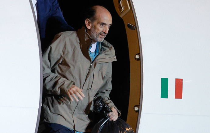 Italian journalist Domenico Quirico and Belgian national Pierre Piccinin (unseen), both kidnapped in Syria in early April, disembark from the airplane on September 9, 2013 at Ciampino military airport in Rome. (AFP Photo/Andreas Solaro)