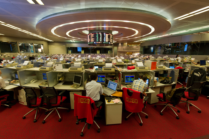 Traders work on the floor of the Hong Kong Stock Exchange (AFP Photo / Antony Wallace)