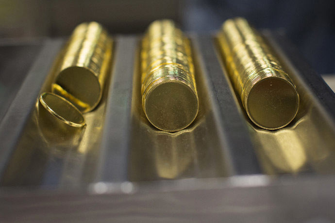 One ounce 24 karat gold proof blanks are seen at the United States West Point Mint facility in West Point, New York June 5, 2013. (Reuters/Shannon Stapleton)