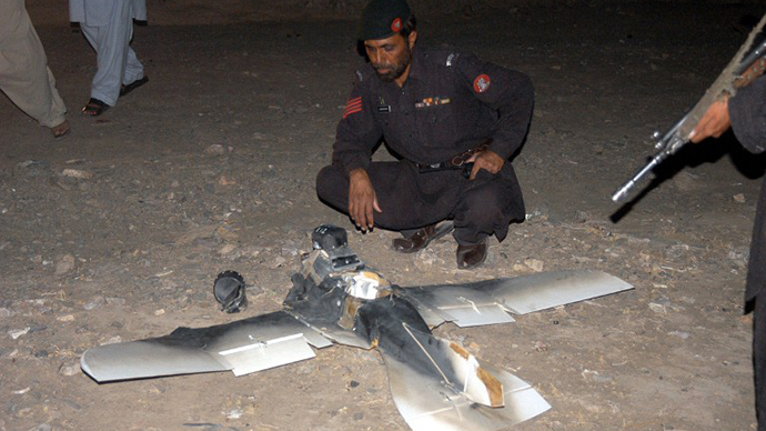 Pakistani security personnel examine a crashed American surveillance drone some two kilometres inside Pakistani territory in the town of Chaman in the insurgency-hit Baluchistan province, on August 25, 2011. (AFP Photo / Asghar Achakzai)