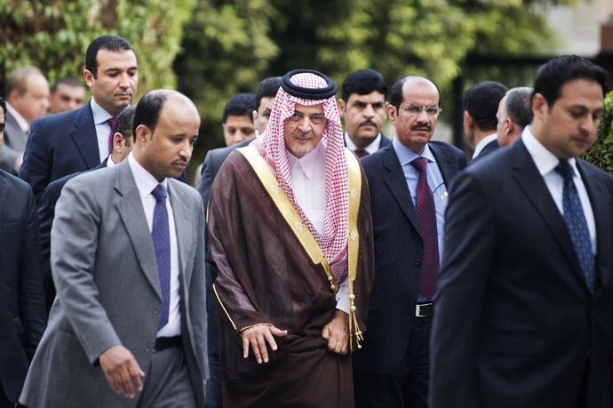 Saudi Foreign Minister Saud al-Faisal (C) arrives to attend an Arab League meeting on Syria on September 1, 2013 in Cairo, Egypt (AFP Photo)