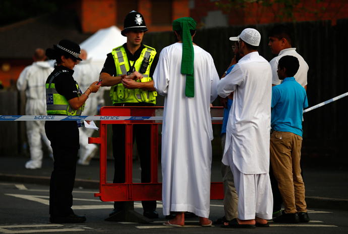 Residents speak to police officers guarding a cordon after an explosion in Tipton, central England July 12, 2013 (Reuters / Darren Staples)