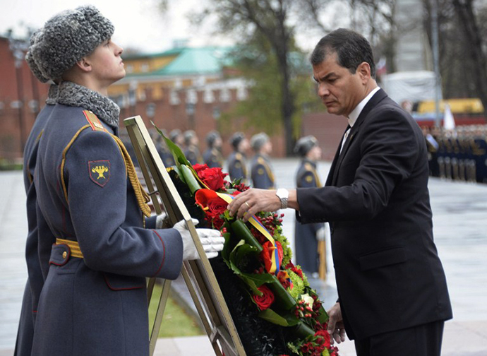 Ecuador's President Rafael Correa takes part in a wreath laying ceremony at the Tomb of the Unknown Soldier in Moscow on October 29, 2013. (AFP Photo / Alexander Nemenov)