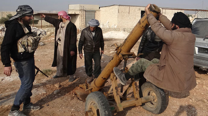 Fighters from Islamist Syrian rebel group Jabhat al-Nusra prepare a mortar in Nqareen area near Aleppo, November 12, 2013.(Reuters / Mahmoud Hebbo)