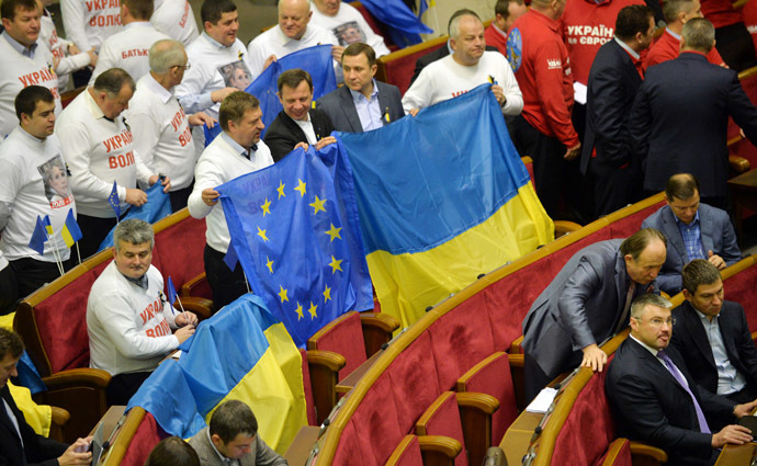 Deputies of the pro-European opposition hold EU and Ukrainian flags prior to the parliament session in Kiev on November 22, 2013. (AFP Photo/Sergei Supinski)