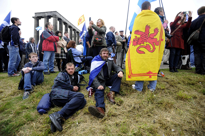 Pro-independence supporters as they gather for a rally in Edinburgh on September 21, 2013. (AFP Photo / Andy Buchanan)