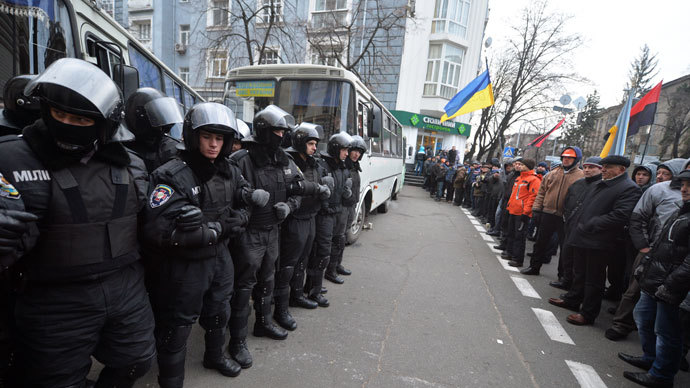 Riot police face pro-European protesters in front of the Ukrainian Cabinet of Ministers in Kiev on December 4, 2013. (AFP Photo / Sergei Supinsky)