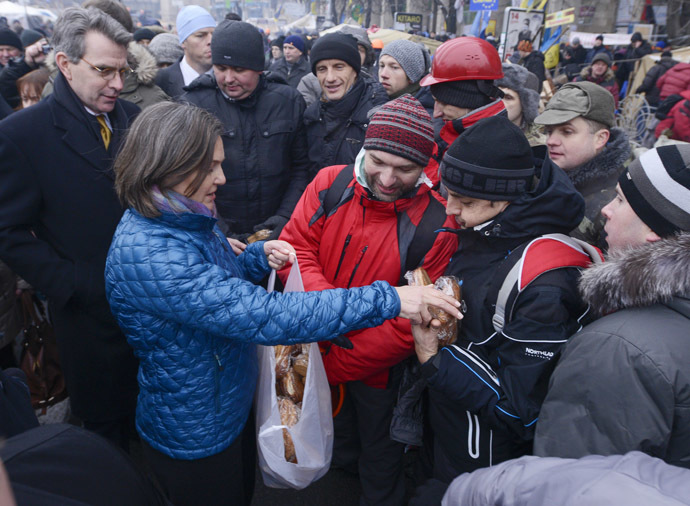 A handout picture released on December 10, 2013 by Ukrainian Union Opposition press services hows US Assistant secretary of State for European and Eurasian Affairs Victoria Nuland (2ndL) distributing cakes to protesters on the Independence Square in Kiev on December 10, 2013. (AFP Photo)