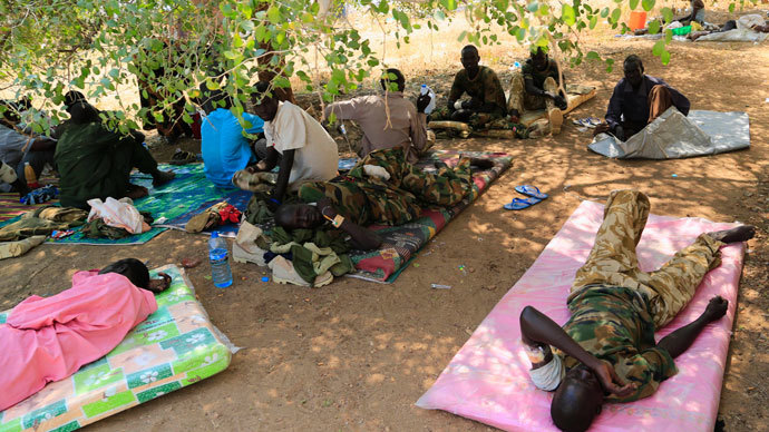 Wounded South Sudan military personnel receive medical treatment under a tree at the general military hospital compound in the capital Juba December 28, 2013.(Reuters / James Akena)