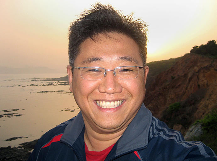 This undated handout photo recieved from FreeKenNow.com on October 12, 2013 shows US citizen Kenneth Bae, a 44-year-old US citizen jailed in North Korea who is also known by his Korean name Pae Jun-Ho, posing for a photo at an undisclosed location. (AFP Photo)