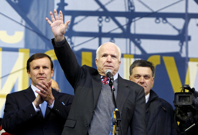 U.S. Senator John McCain (C) waves to pro-European integration protesters during a mass rally at Independence Square in Kiev December 15, 2013. (Reuters/Gleb Garanich)