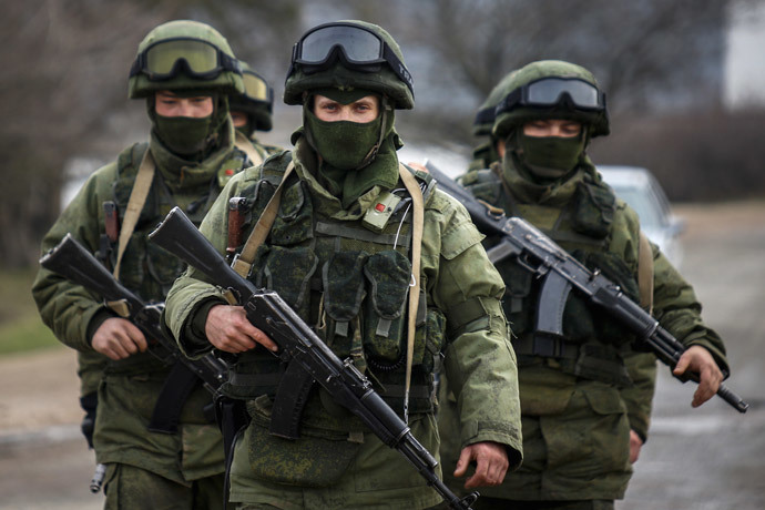 Armed men march outside an Ukrainian military base in the village of Perevalnoye near the Crimean city of Simferopol March 9, 2014.(Reuters / Thomas Peter )