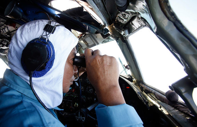 Deputy Commander of Vietnam 918 Air Brigade, Senior Lieutenant Nguyen Tri Thuc (R) looks for the missing Malaysia Airlines flight MH370, that disappeared from radar screens in the early hours of Saturday, off Con Dao island March 12, 2014.(Reuters / Kham)