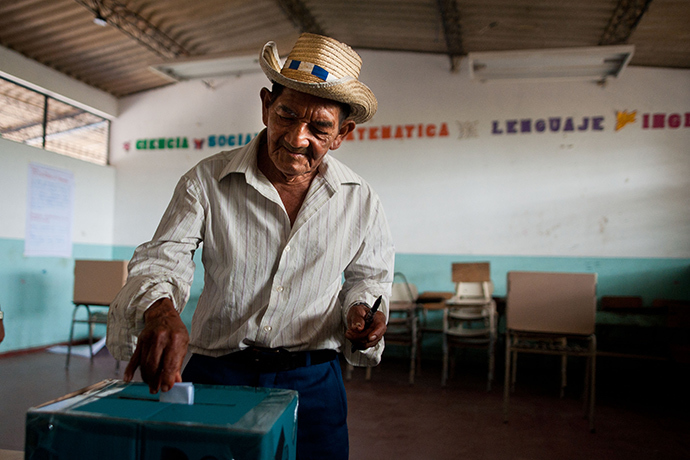 A man casts his vote during the presidential run-off election in Panchimalco, 18 km south of San Salvador, El Salvador on March 9, 2014 (AFP Photo / Jose Kabezas)