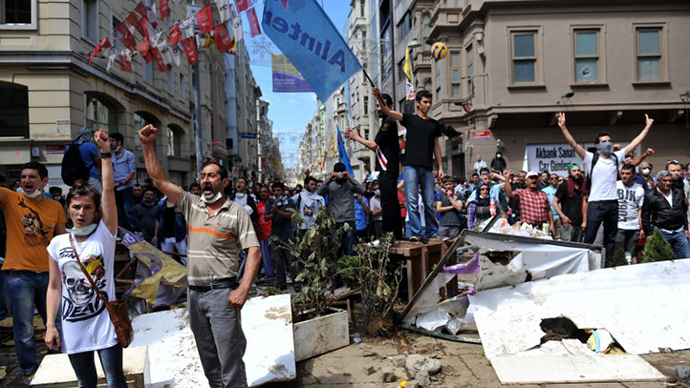 Protestors chant slogans against the goverment on June 1, 2013, during a protest against the demolition of Taksim Gezi Park, in Taksim Square in Istanbul. (AFP Photo / Ozan Kose)
