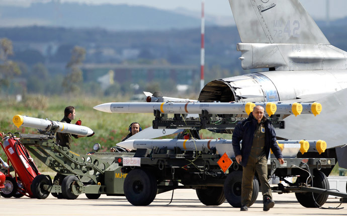Ground crew transport weapons for an Italian F-16 Fighting Falcon at the Birgi NATO Airbase in Trapani in the southern Italian island of Sicily (Reuters / Alessandro Bianchi) 