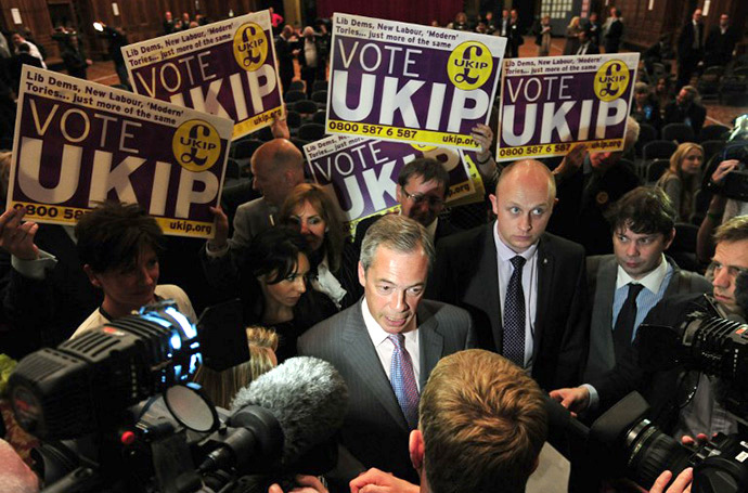 UK Independence Party (UKIP) leader Nigel Farage (C) talks to the media after being re-elected as an MEP after the South East England region results of the European Parliament elections were declared by the returning officer at Southampton Guildhall in Southampton, southern England, on May 25, 2014. (AFP Photo / Carl Court)