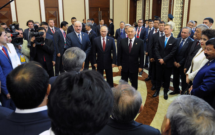 (L-R): Russian President Vladimir Putin, President Nursultan Nazarbayev of Kazakhstan and President Alexander Lukashenko of Belarus meet the public after a regular meeting of the Supreme Eurasian Economic Council in Astana. (RIA Novosti / Michael Klimentyev)