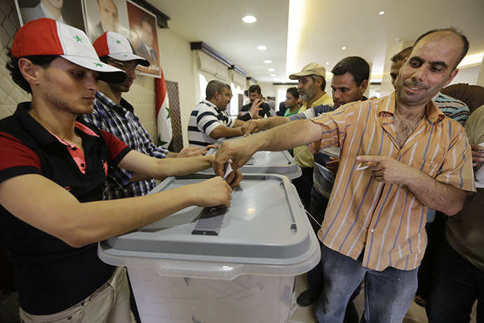 Syrian expatriates living in Lebanon cast their ballots in the country's presidential elections at the Syrian Embassy in Yarze east of Beirut on May 28, 2014 (AFP Photo)
