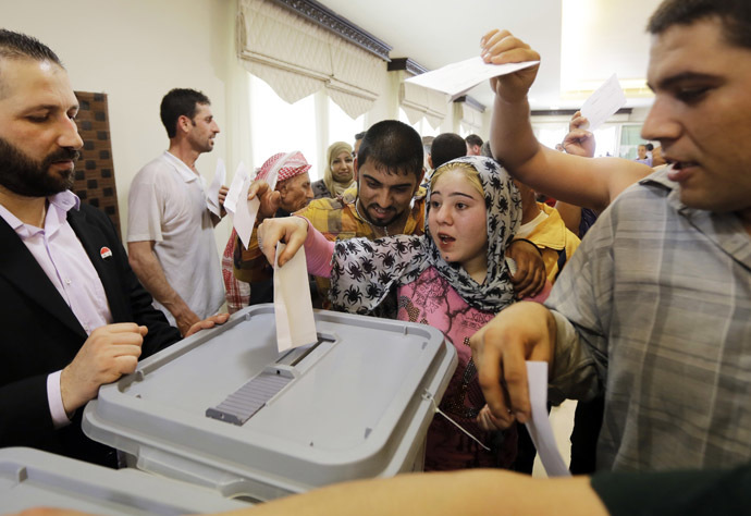 Syrian expatriates living in Lebanon cast their ballots in the country's presidential elections at the Syrian Embassy in Yarze east of Beirut on May 28, 2014. (AFP Photo/Joseph Eid)