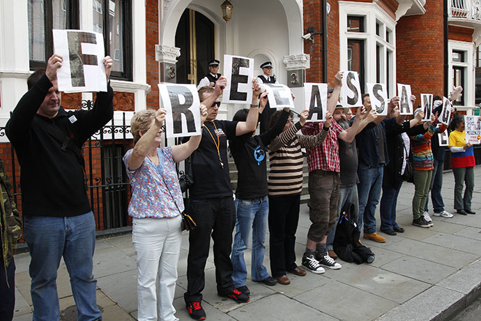 Supporters of WikiLeaks founder Julian Assange stand outside Ecuador's embassy in central London (Reuters / Chris Helgren)