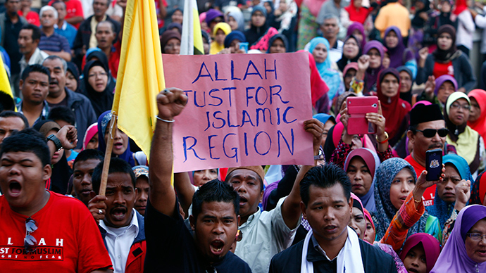 Muslim demonstrators chant slogans outside Malaysia's Court of Appeal in Putrajaya, outside Kuala Lumpur, March 5, 2014 (Reuters / Samsul Said)