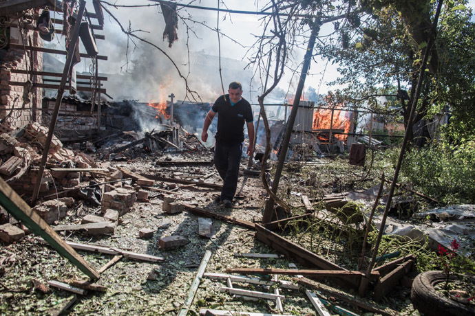 The aftermath of an artillery shelling of Slavyansk by the Ukrainian military. Debris and a burning house. (RIA Novosti/Andrey Stenin)