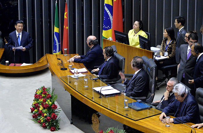 Chinese President Xi Jinping (L) speaks before the Congress in Brasilia, on July 16, 2014. (AFP Photo / Edilson Rodrigues)