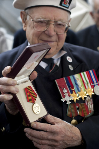Gordon Long receives his Arctic Convoy Commemorative medal for serving in the Merchant Navy during World War II on board HMS Belfast, in London, on March 24, 2010 to mark the upcoming 65th anniversary of the end of World War II. (AFP Photo)