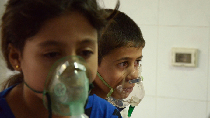 Children, affected by what activists say was a gas attack, breathe through oxygen masks in the Damascus suburb of Saqba, August 21, 2013 (Reuters / Bassam Khabieh)