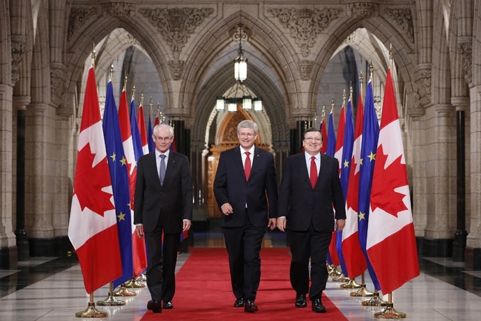Canada's Prime Minister Stephen Harper (C) walks with European Council President Herman Van Rompuy (L) and European Commission President Jose Manuel Barroso in the Hall of Honour on Parliament Hill in Ottawa September 26, 2014. (Reuters/Chris Wattie)