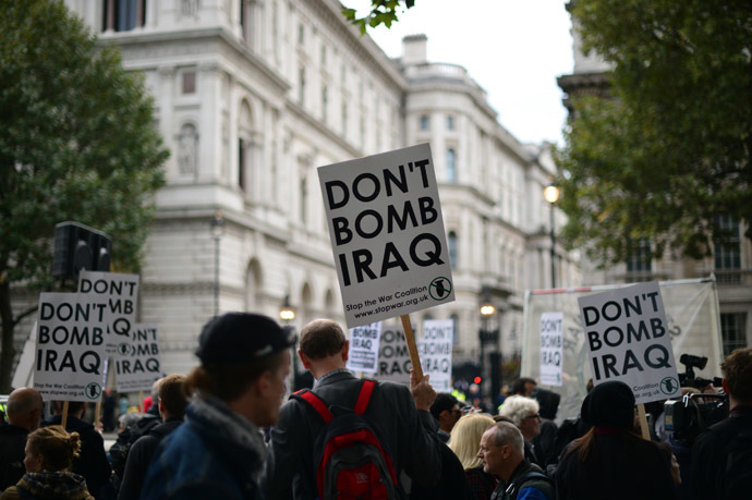Protester take part in a Stop the War demonstration opposite Downing Street in central London on September 25, 2014. (AFP Photo)