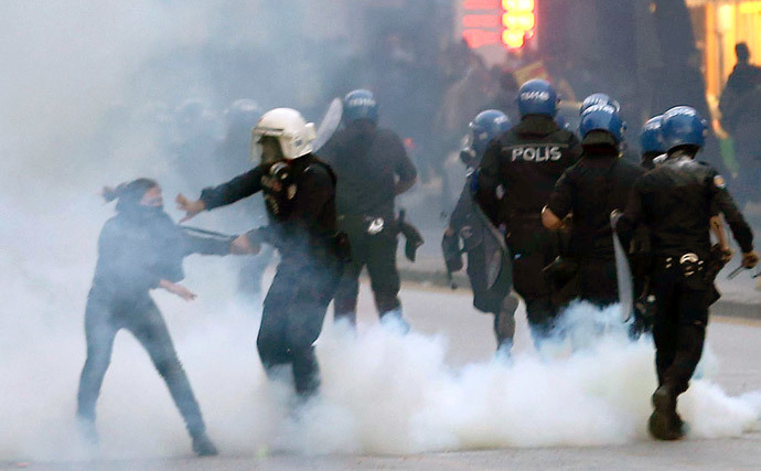 Turkish riot police use teargas to disperse protesters on October 8, 2014 in Ankara during a demonstration against attacks launched by Islamic State (IS) group, targeting the Syrian city Ain al-Arab, known as Kobane by the Kurds, and lack of government action. (AFP Photo / Adem Altan)