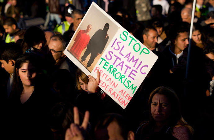 Protestors take part in a demonstration in central London on October 11, 2014, to show support for the Kurdish resistance to IS. (AFP Photo / Justin Tallis)
