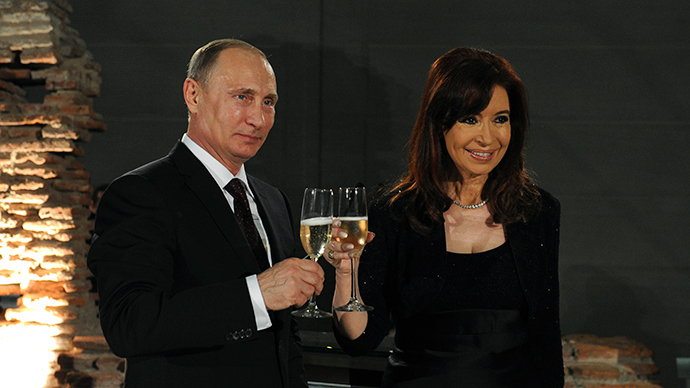 Argentina's President Cristina Fernandez de Kirchner (R) toasts with her Russian counterpart Vladimir Putin (Reuters / Mikhail Klimentyev)