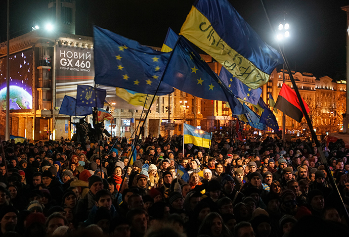 Students wave European Union flags during a rally in support of EU integration in Kiev November 26, 2013 (Reuters / Gleb Garanich)