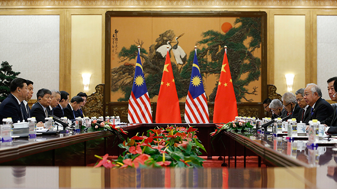 Malaysia's Prime Minister Najib Razak (2nd R) and China's President Xi Jinping (L) attend a meeting at the Great Hall of the People, on the sidelines of the Asia Pacific Economic Cooperation (APEC) meetings, in Beijing, November 10, 2014 (Reuters / Kim Kyung-Hoon)