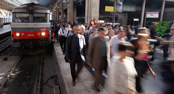 People crowd a platform after a commuter train arrived at the Gare du Nord railway station (Reuters / Gonzalo Fuentes)