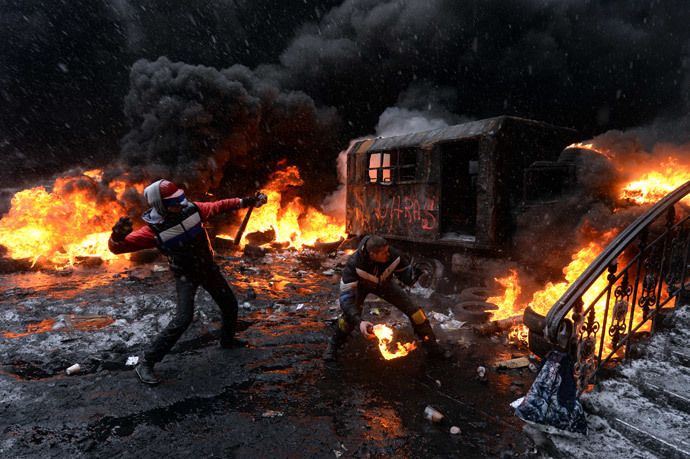 A file picture taken on January 22, 2014 shows a protestor throwing a Molotov cocktail at riot police in the center of Kiev on January 22, 2014. (AFP Photo / Vasily Maximov)