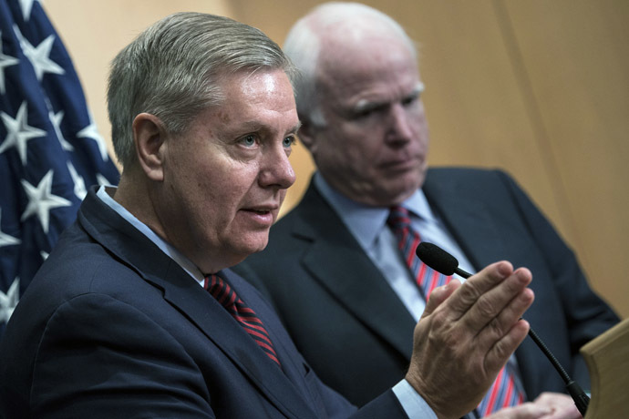 Senator Lindsey Graham (L) speaks near Senator John McCain (AFP Photo/Brendan Smialowski)