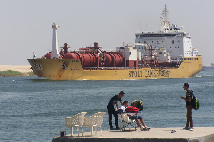 Tanker ship sailing through the Suez Canal near the port city of Ismailia in Egypt. (AFP Photo / Stringer)
