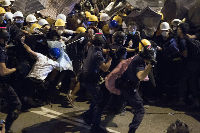 Police use batons against pro-democracy protesters near the government headquarters in the Admiralty district of Hong Kong on December 1, 2014. (AFP Photo / Dale de la Rey)