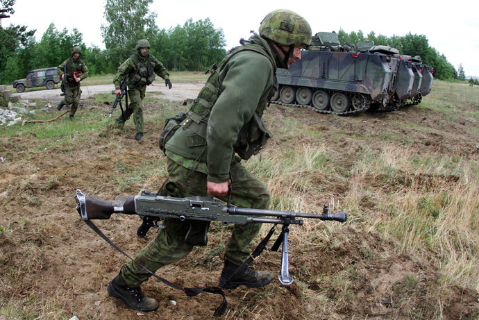 Lithuanian soldiers take part in a field training exercise during the first phase Saber Strike 2014, at the Rukla military base, Lithuania, on June 14, 2014. (AFP Photo / Petras Malukas)