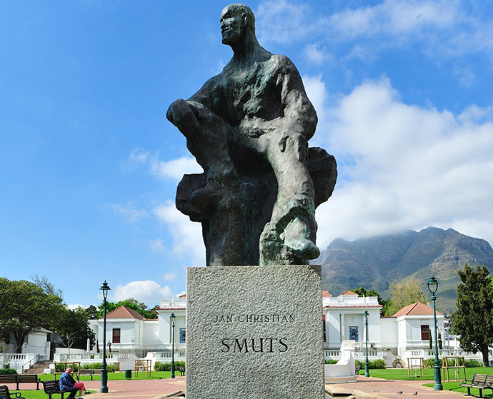 Jan Smuts Statue in Company Gardens, Cape Town (wikimedia.org/Josephou)