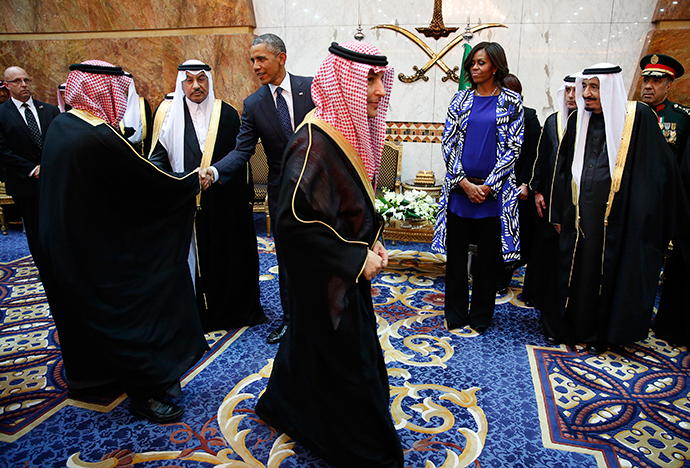 U.S. President Barack Obama receives members of the Saudi Royal family, government officials and guests as first lady Michelle Obama and Saudi Arabia's King Salman (R) look on at Erga Palace in Riyadh, January 27, 2015 (Reuters / Jim Bourg)