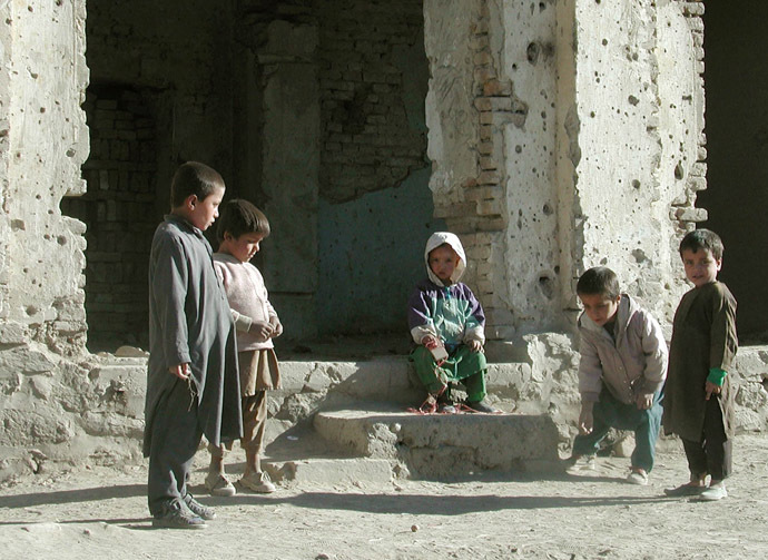 Afghan children play on a street in Kabul November 7, 2001. (Reuters/Stringer)